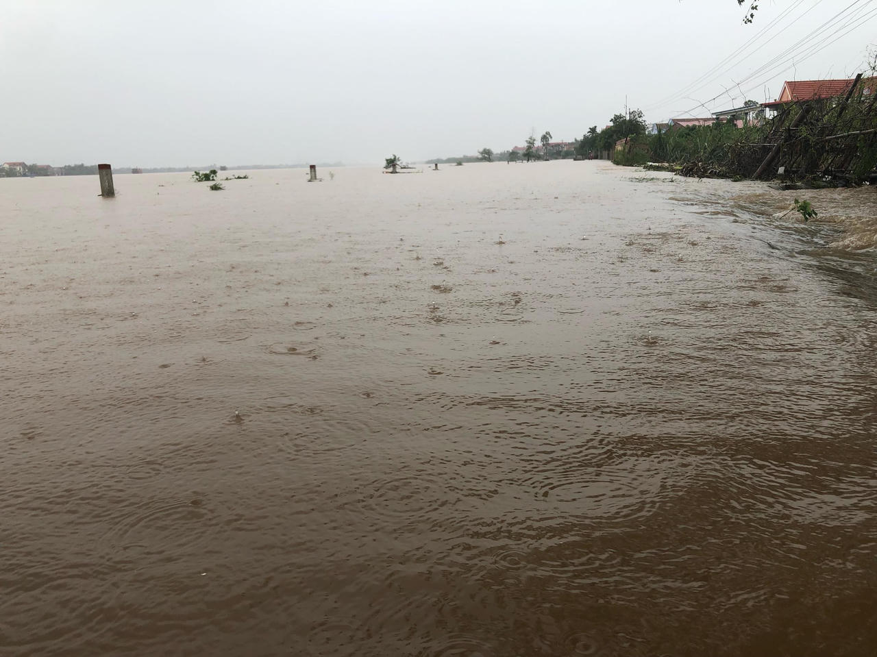 Lũ dâng ngập hàng nghìn nhà dân, thuyền công tác của cán bộ lật giữa sông Gianh