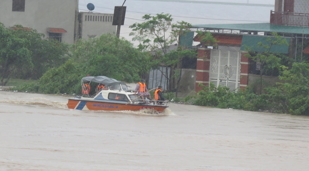 Lũ dâng ngập hàng nghìn nhà dân, thuyền công tác của cán bộ lật giữa sông Gianh