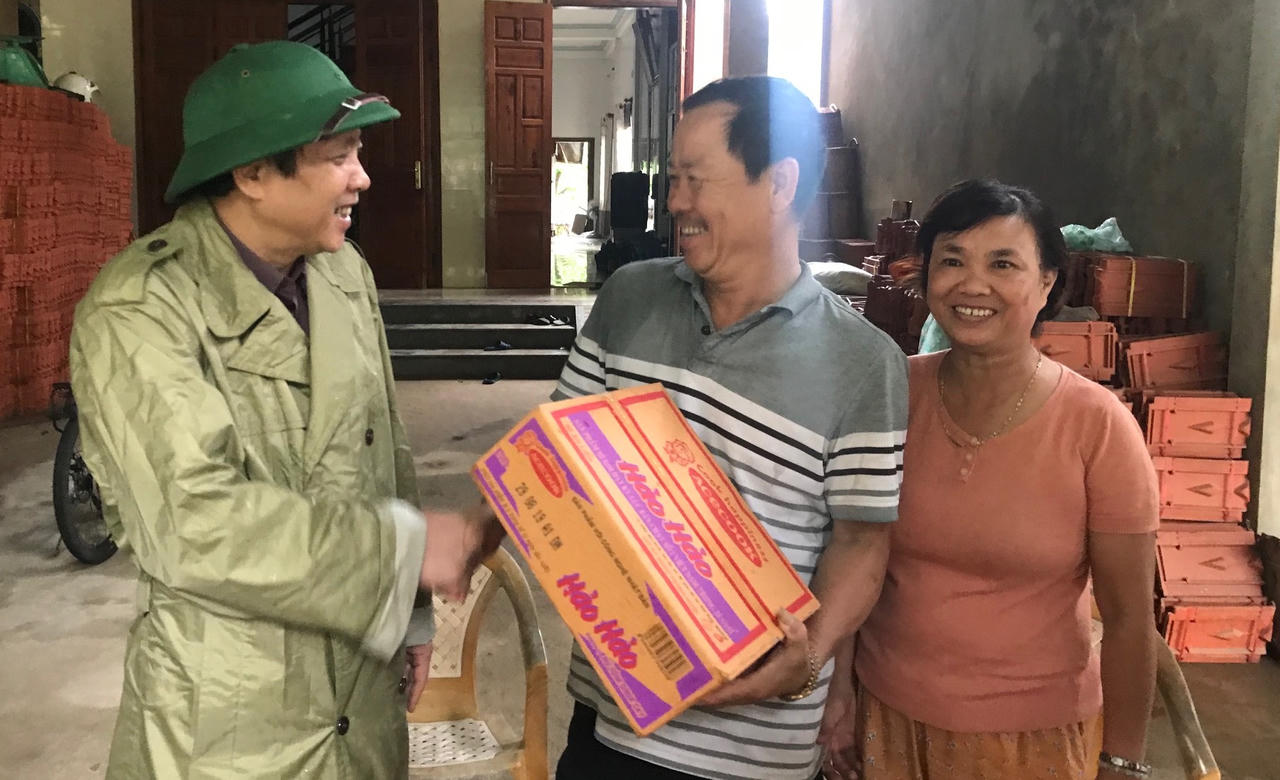 Gần 9 vạn học sinh không thể khai giảng, Bí thư Tỉnh uỷ Quảng Bình vượt lũ thăm dân