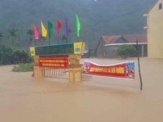 Gần 9 vạn học sinh không thể khai giảng, Bí thư Tỉnh uỷ Quảng Bình vượt lũ thăm dân