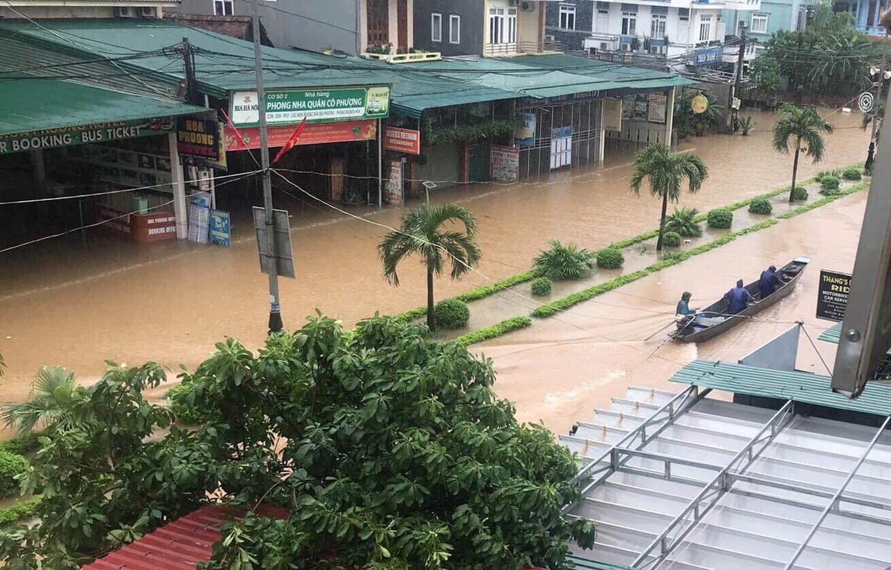 Gần 9 vạn học sinh không thể khai giảng, Bí thư Tỉnh uỷ Quảng Bình vượt lũ thăm dân