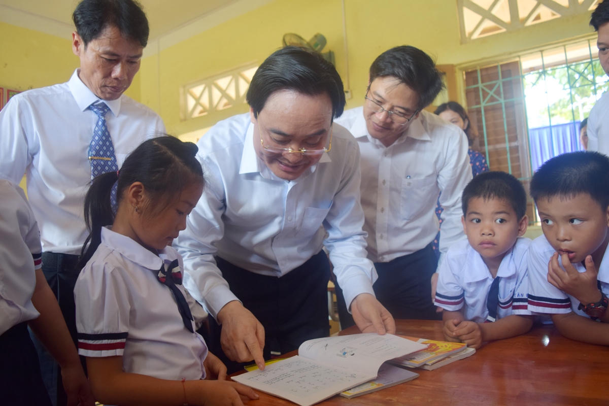 Bộ trưởng Giáo dục dự khai giảng muộn ở vùng ngập lũ nặng nhất miền Trung