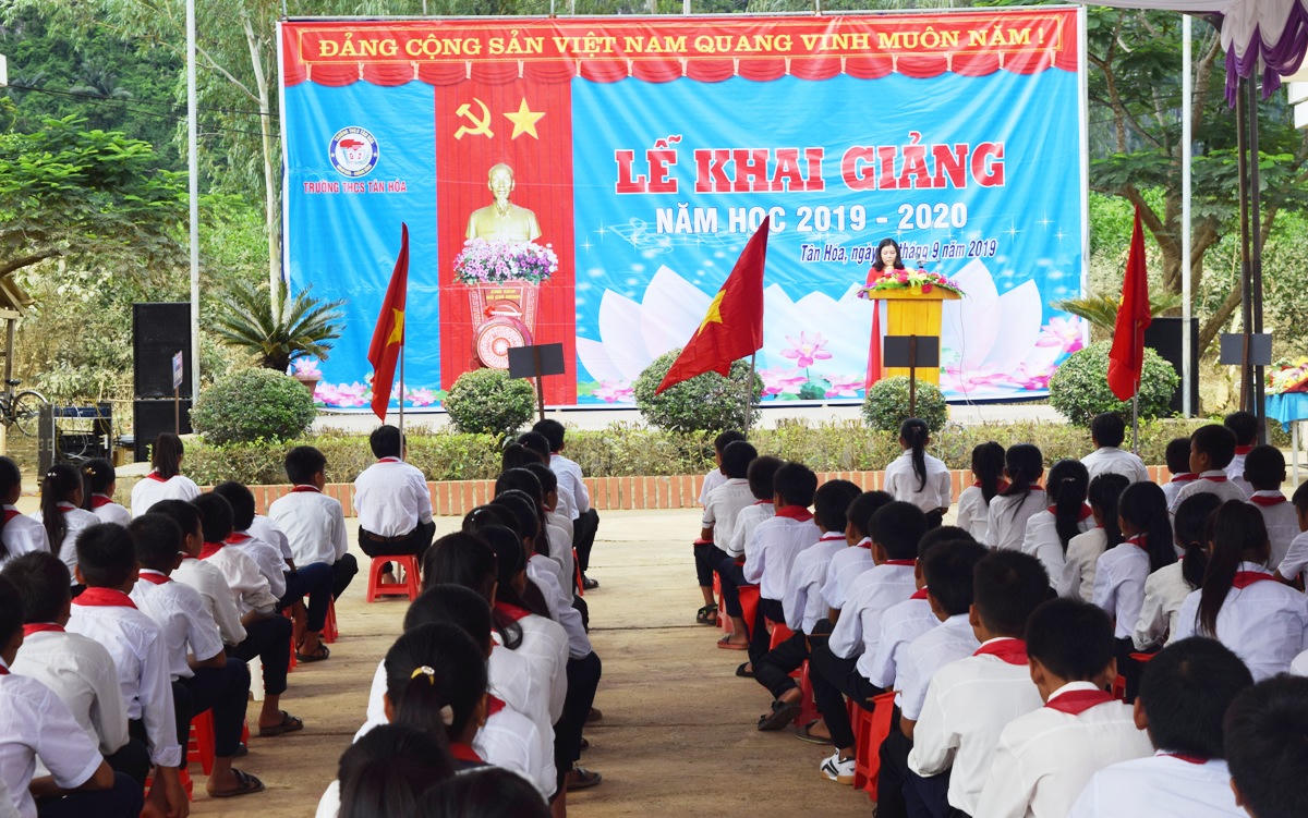 Bộ trưởng Giáo dục dự khai giảng muộn ở vùng ngập lũ nặng nhất miền Trung