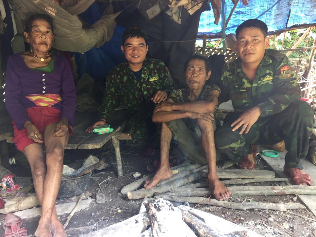  Tìm cặp vợ chồng 'biệt tích' khi trốn vào rừng sâu tránh lũ