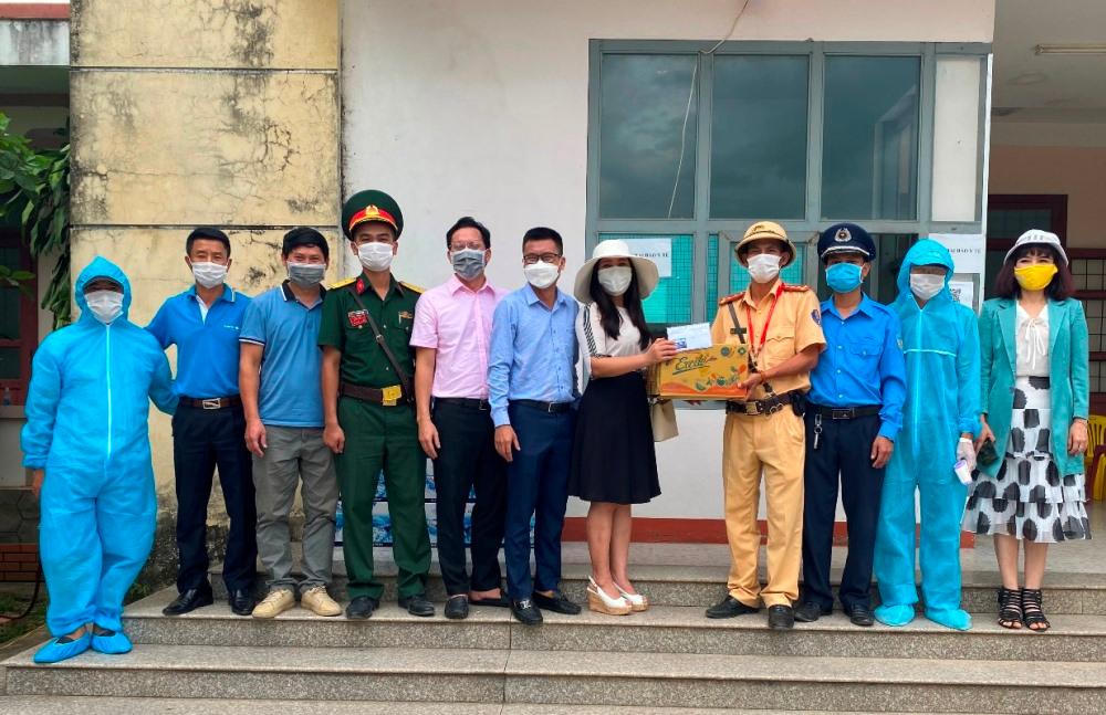 Báo PLVN cùng Linh Giang FC thăm, tặng quà các chốt kiểm soát Covid-19 tại Quảng Bình