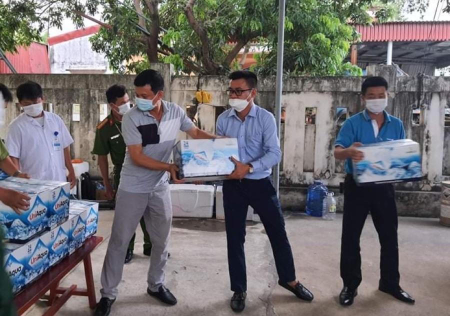 Báo PLVN cùng Linh Giang FC thăm, tặng quà các chốt kiểm soát Covid-19 tại Quảng Bình