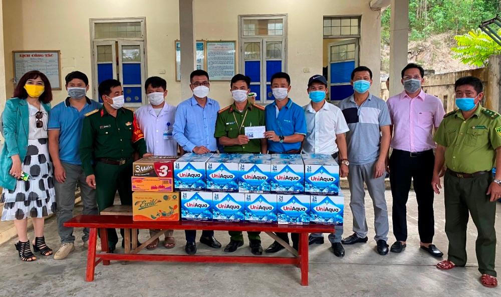 Báo PLVN cùng Linh Giang FC thăm, tặng quà các chốt kiểm soát Covid-19 tại Quảng Bình