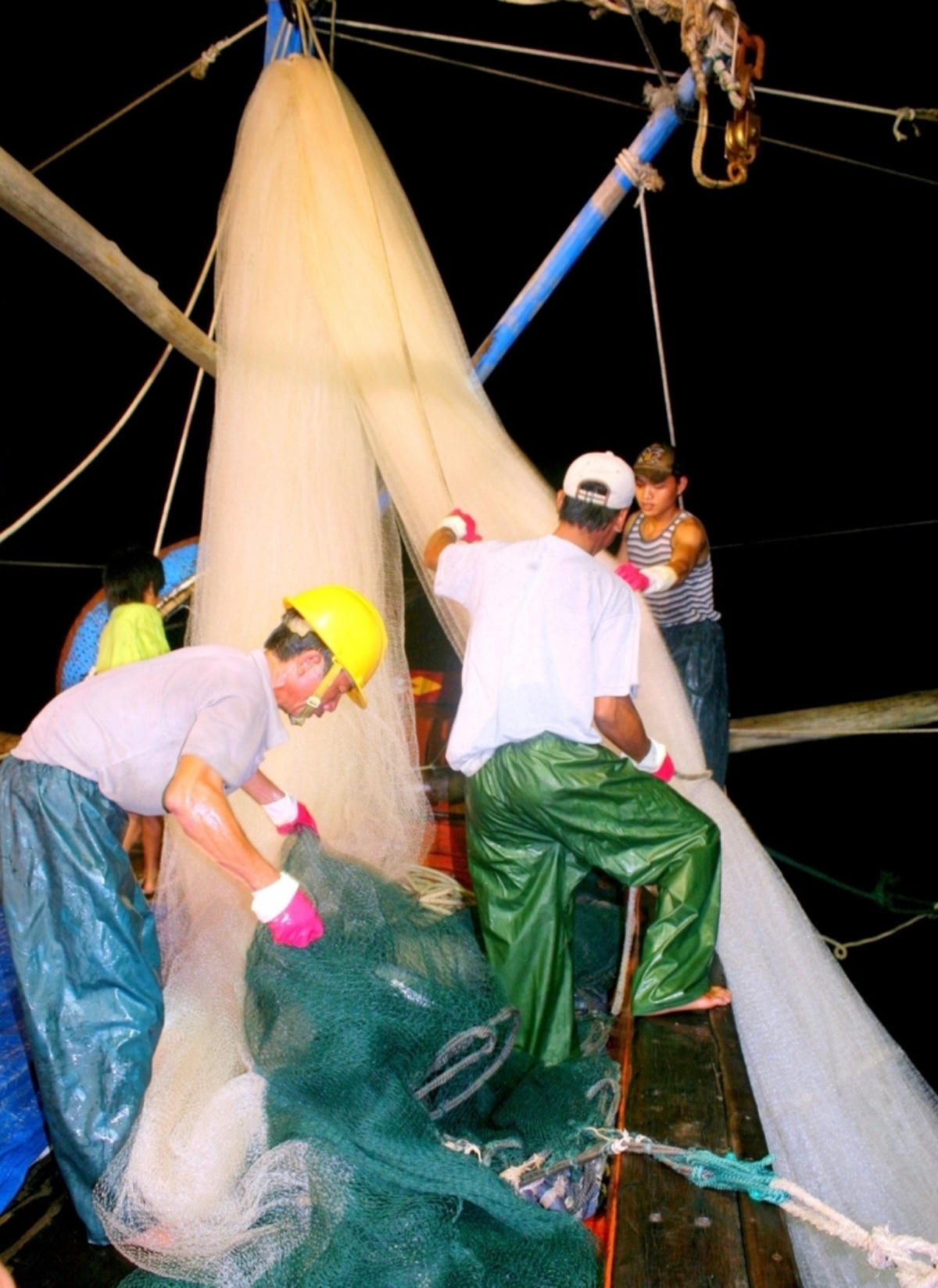 Ngư dân Quảng Bình phấn khởi vươn khơi đón lộc mùa biển mới