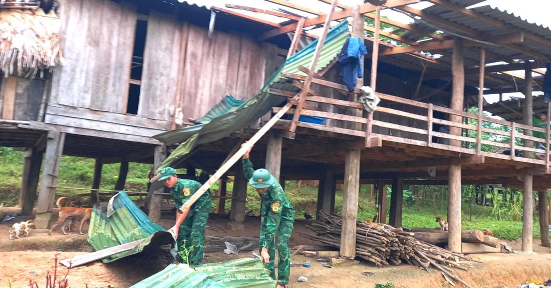 Lốc tốc mái hơn 50 nhà dân trên vùng biên giới Việt - Lào
