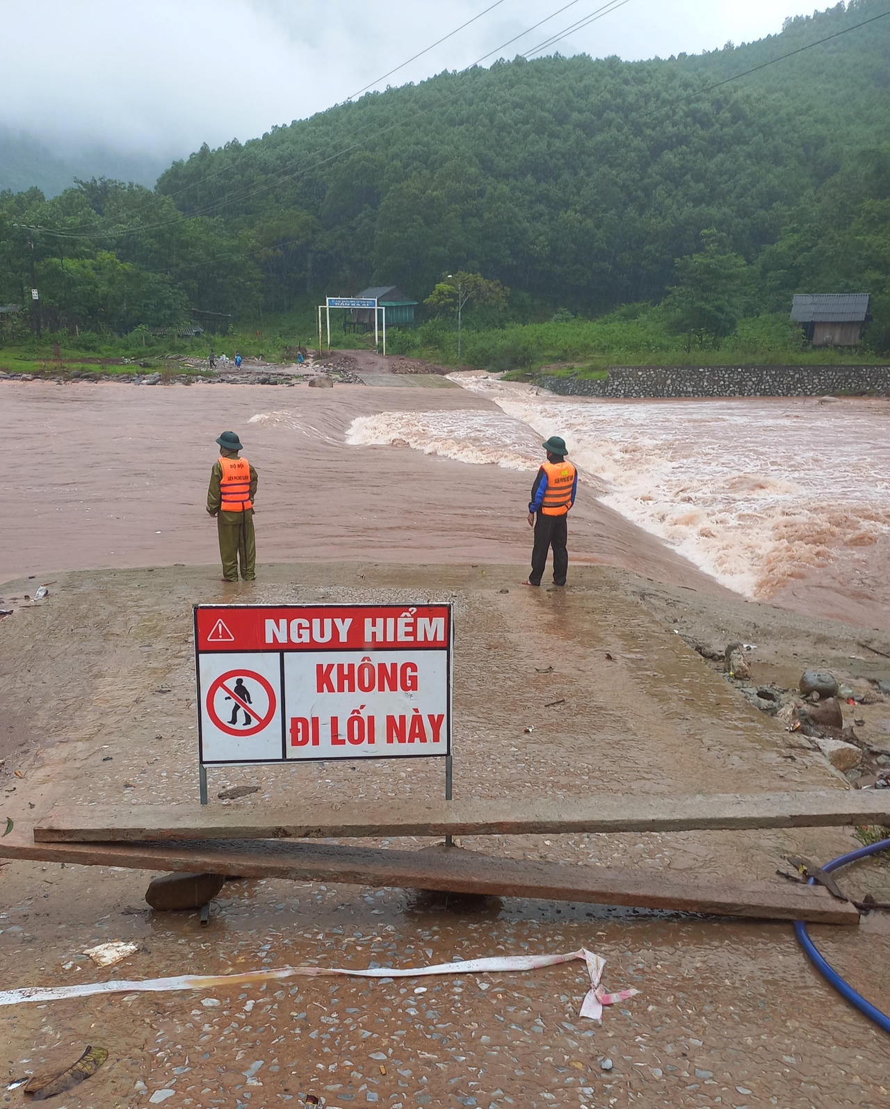 Quảng Bình: Lũ chia cắt nhiều địa bàn biên giới, di dời dân khẩn cấp vì sạt lở