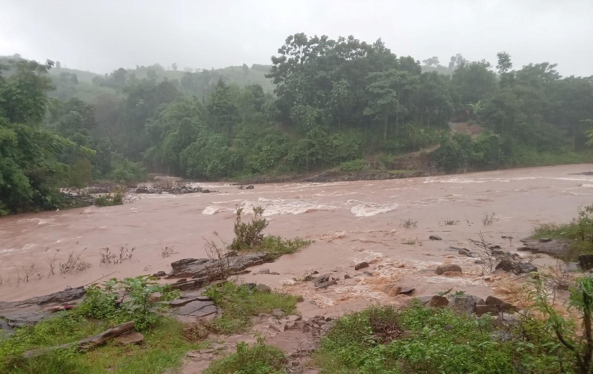 Quảng Bình: Lũ chia cắt nhiều địa bàn biên giới, di dời dân khẩn cấp vì sạt lở
