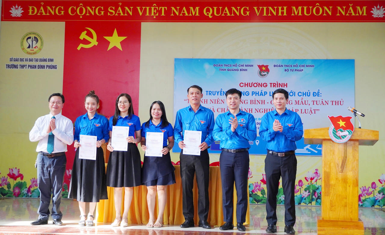 Đoàn Thanh niên Bộ Tư pháp và Tỉnh đoàn Quảng Bình tổ chức tuyên truyền Luật An ninh mạng cho 500 học sinh