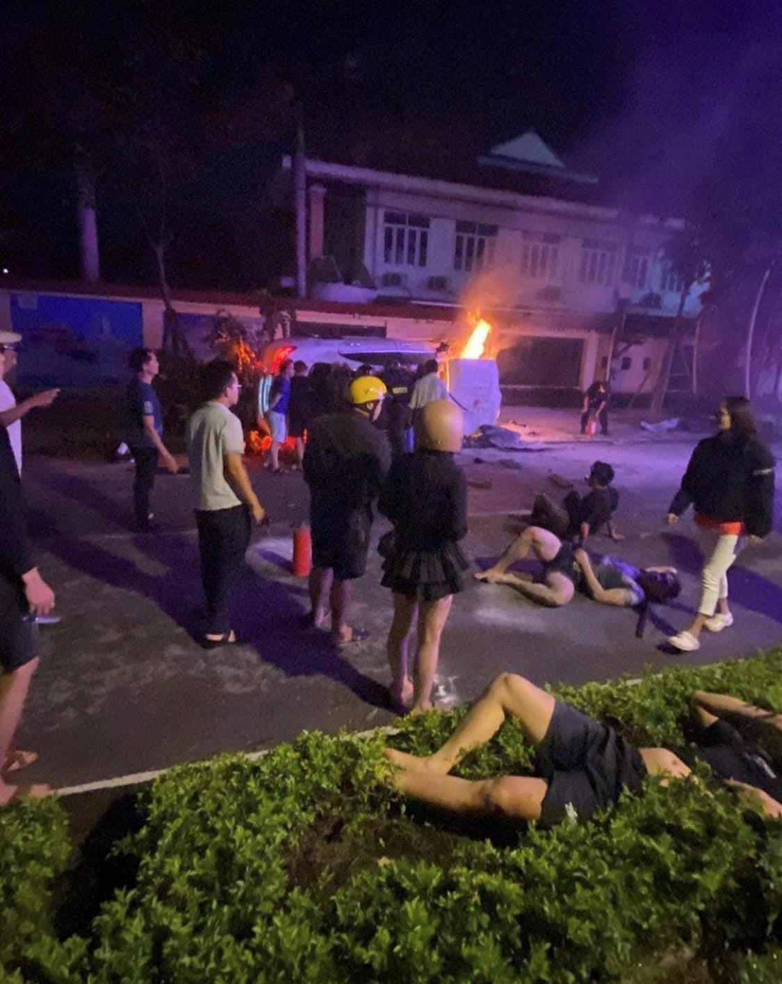 'Xe sang' chở 6 người lao vỡ bùng binh, lật ngược rồi bốc cháy