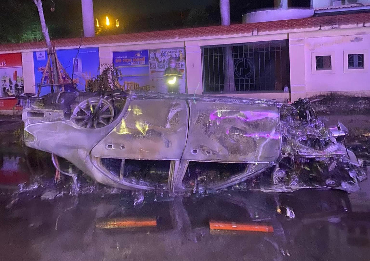 'Xe sang' chở 6 người lao vỡ bùng binh, lật ngược rồi bốc cháy