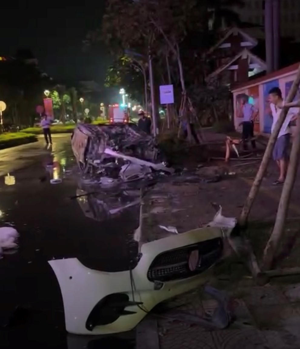 'Xe sang' chở 6 người lao vỡ bùng binh, lật ngược rồi bốc cháy