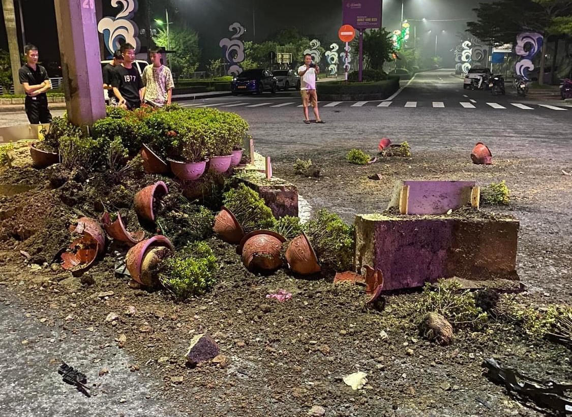 'Xe sang' chở 6 người lao vỡ bùng binh, lật ngược rồi bốc cháy