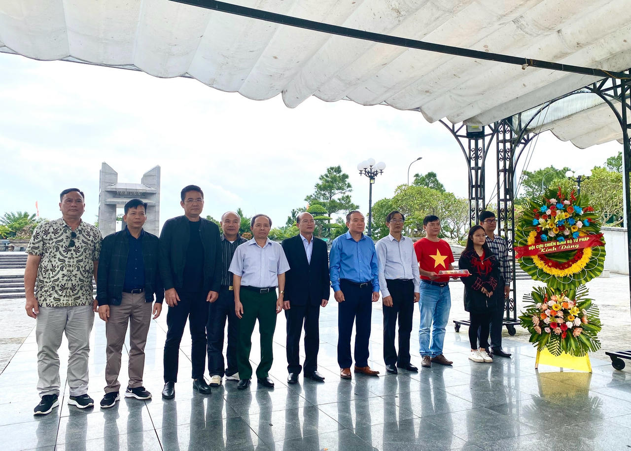 Hội Cựu chiến binh cơ quan Bộ Tư pháp về thăm “đất lửa” Quảng Trị anh hùng