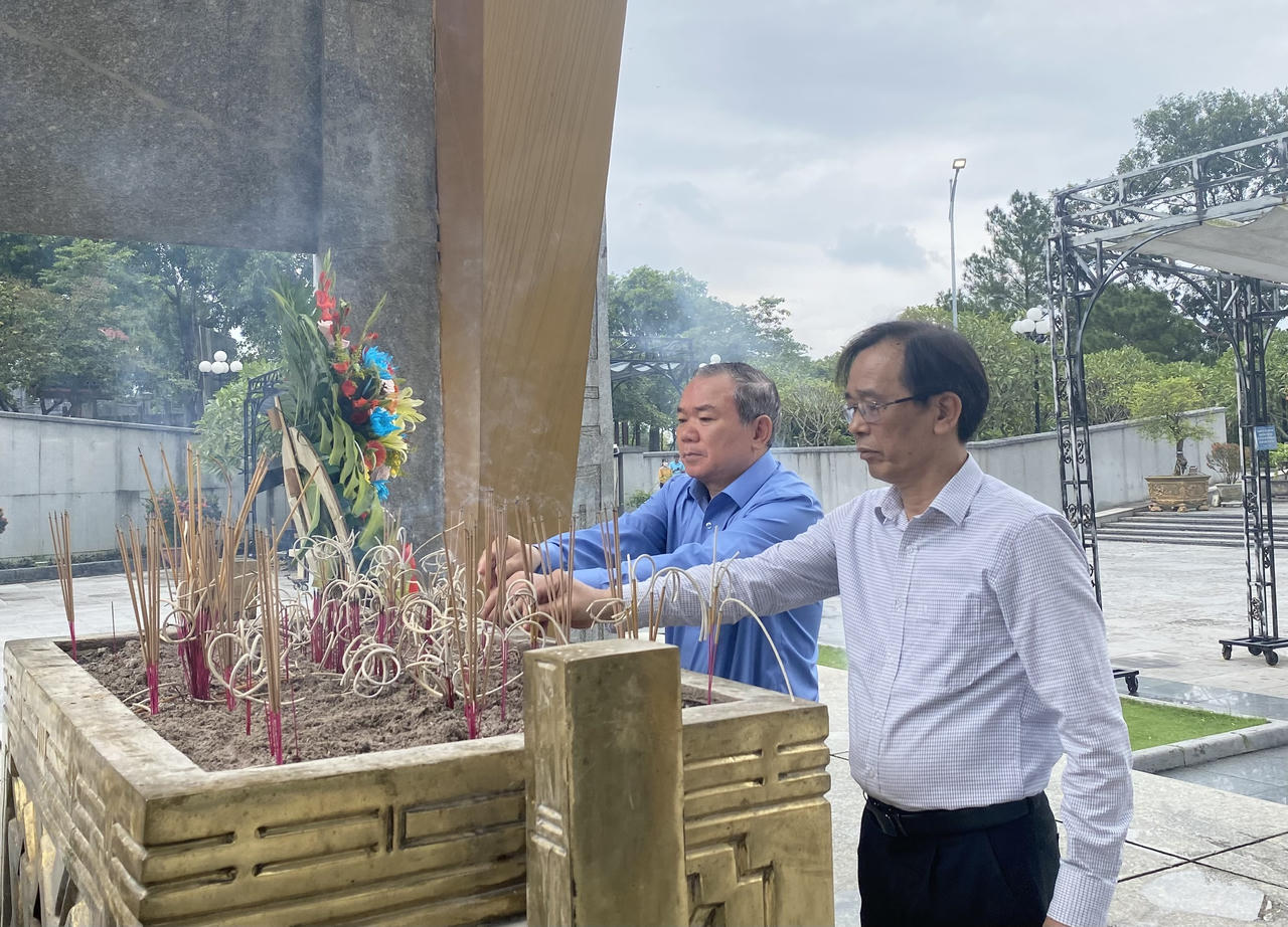 Hội Cựu chiến binh cơ quan Bộ Tư pháp về thăm “đất lửa” Quảng Trị anh hùng