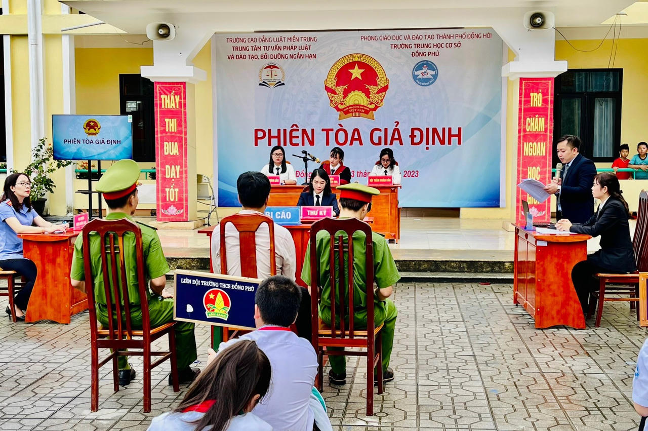 Trường Cao đẳng Luật miền Trung: Mở phiên tòa giả định tuyên truyền pháp luật cho học sinh THCS