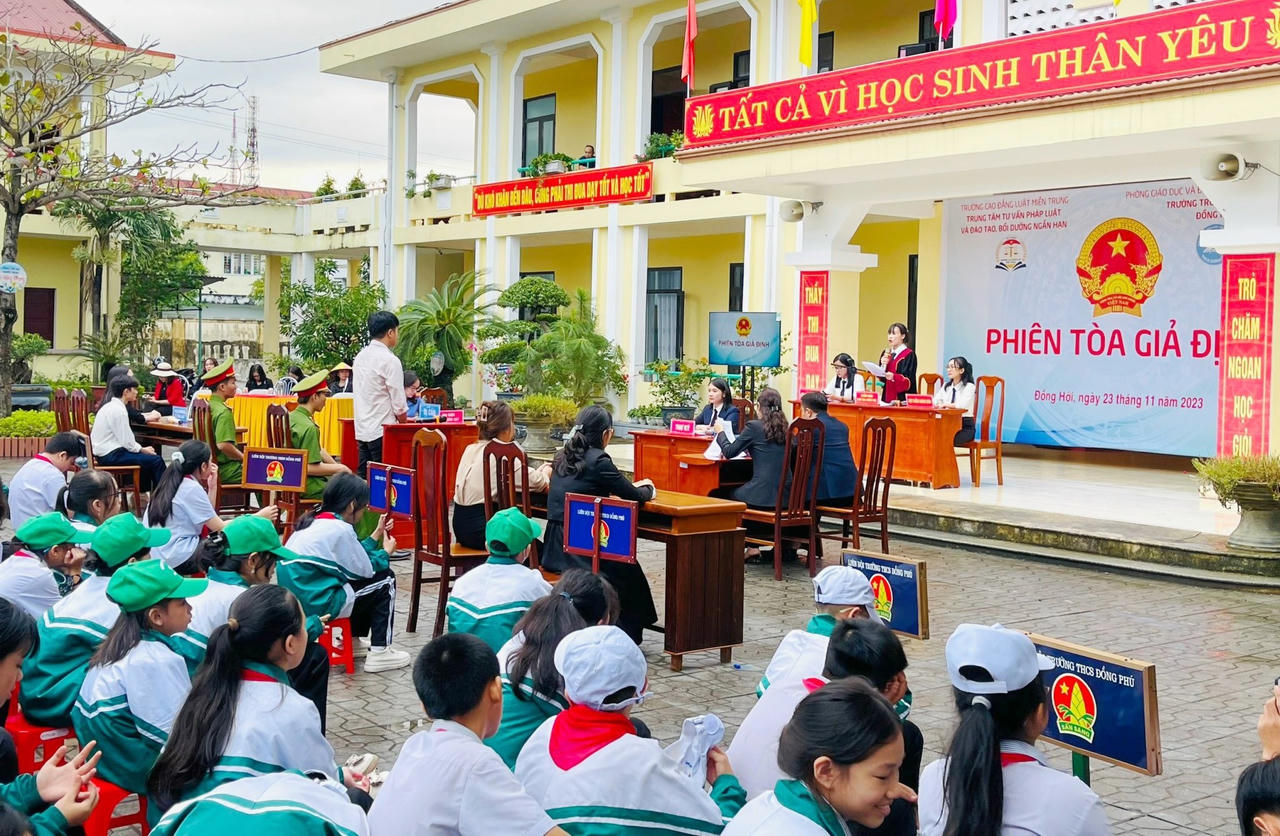 Trường Cao đẳng Luật miền Trung: Mở phiên tòa giả định tuyên truyền pháp luật cho học sinh THCS