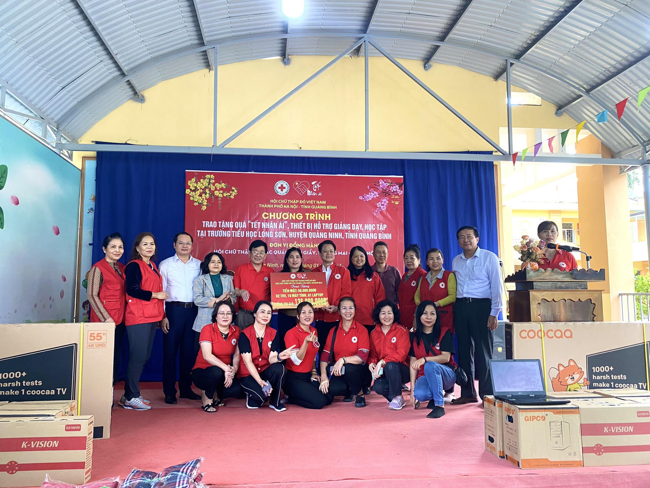 Hội Chữ thập đỏ TP Hà Nội trao quà 'Tết nhân ái' cho trường học vùng biên giới Quảng Bình