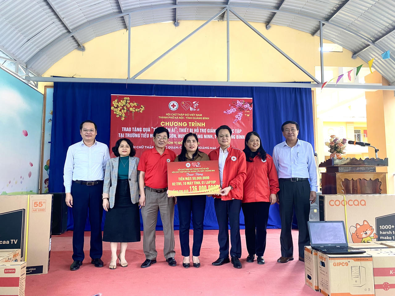 Hội Chữ thập đỏ TP Hà Nội trao quà 'Tết nhân ái' cho trường học vùng biên giới Quảng Bình