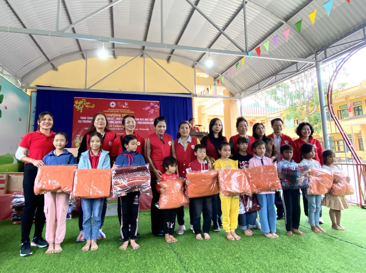 Hội Chữ thập đỏ TP Hà Nội trao quà 'Tết nhân ái' cho trường học vùng biên giới Quảng Bình