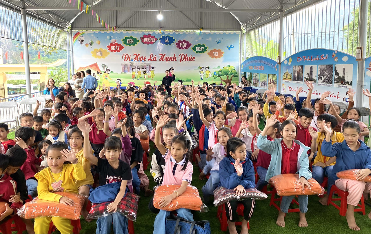 Hội Chữ thập đỏ TP Hà Nội trao quà 'Tết nhân ái' cho trường học vùng biên giới Quảng Bình