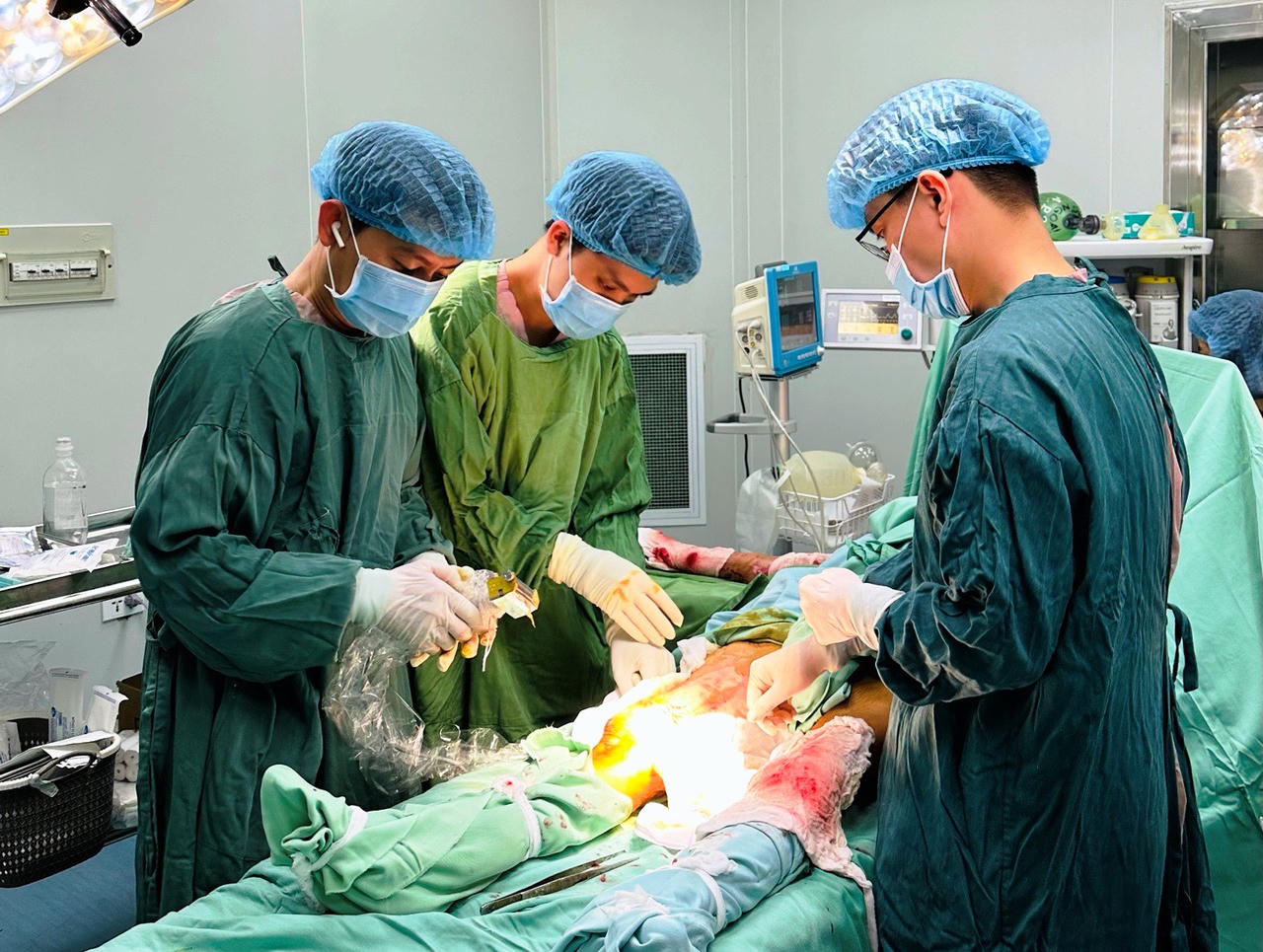 Phẫu thuật thành công ghép da điều trị bỏng cho bệnh nhân gần 100 tuổi