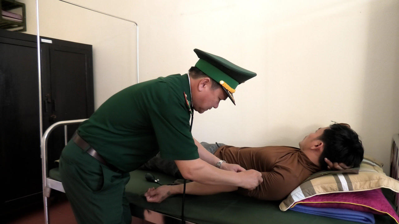 Cứu 4 thuyền viên trên tàu biển bị chìm