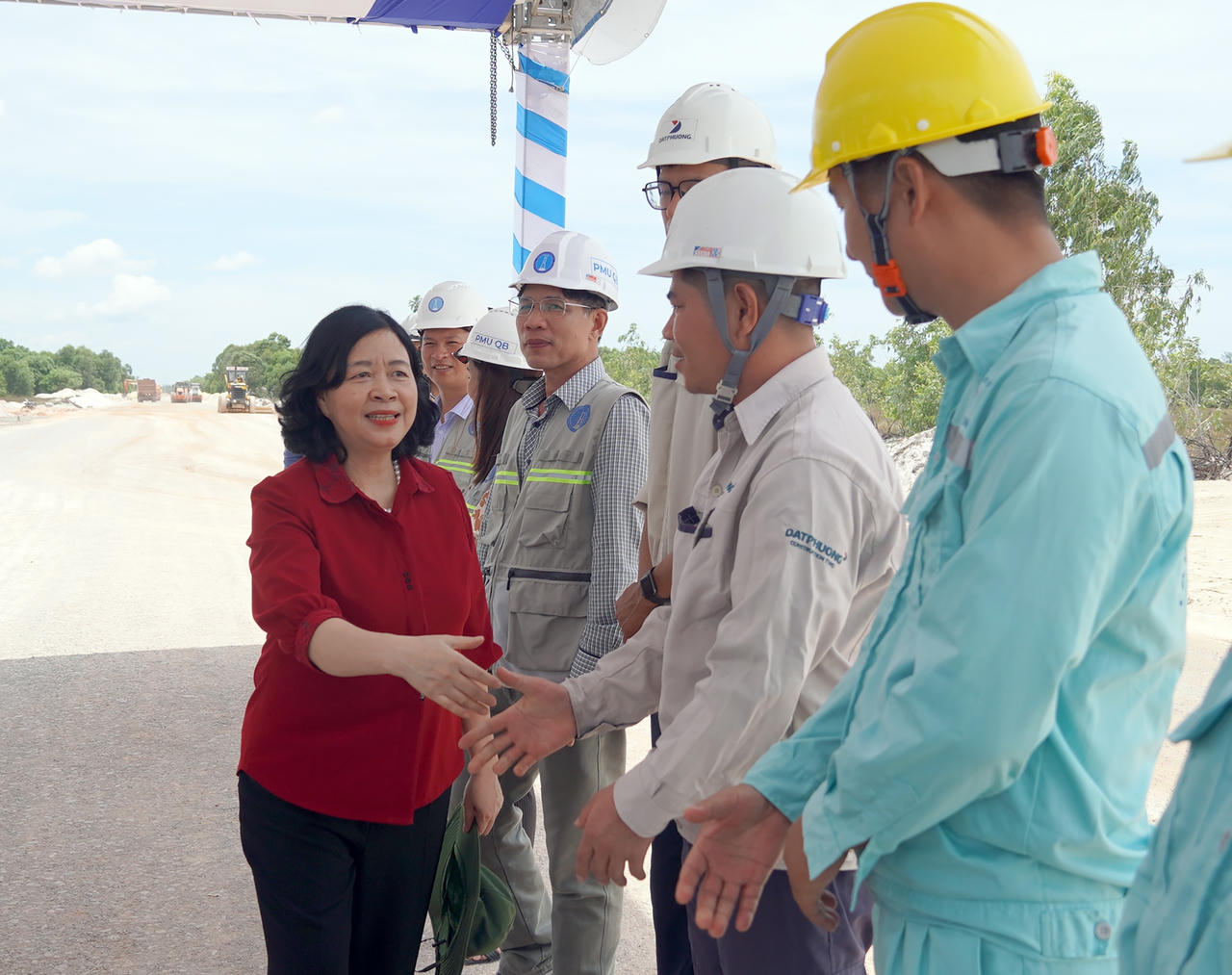 Trưởng Ban Dân vận Trung ương khảo sát các dự án tại Quảng Bình