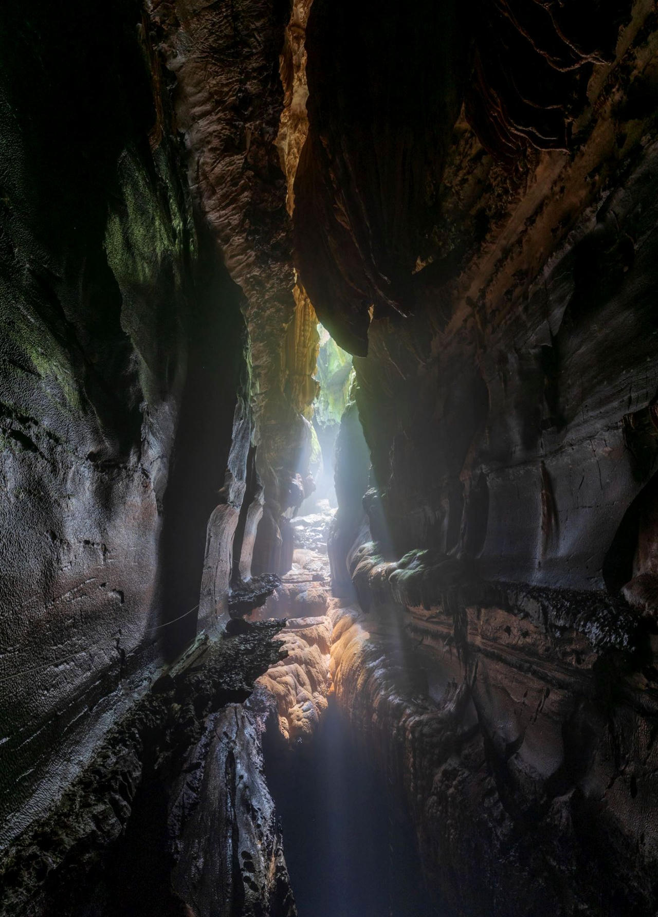 Độc đáo Hung Thoòng và bí ẩn hồ Lơ Lửng nằm giữa lòng hang động