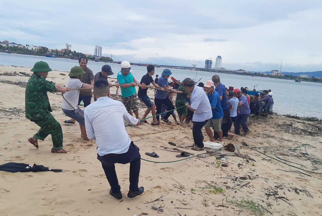 Giông lốc khiến 3 tàu cá bị nạn trên biển Nhật Lệ