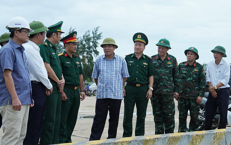 Quảng Bình tập trung lực lượng, phương tiện hỗ trợ nhân dân ứng phó với bão số 4