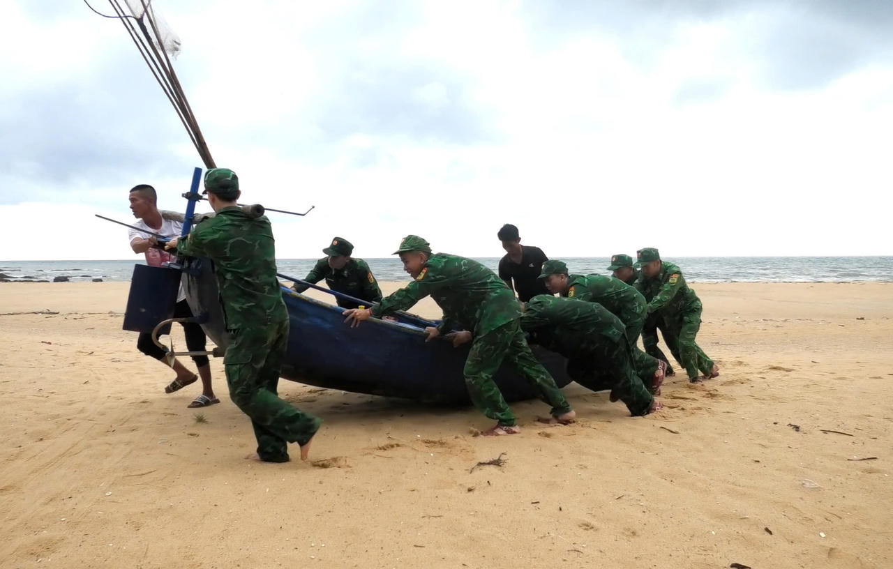 Quảng Bình tập trung lực lượng, phương tiện hỗ trợ nhân dân ứng phó với bão số 4