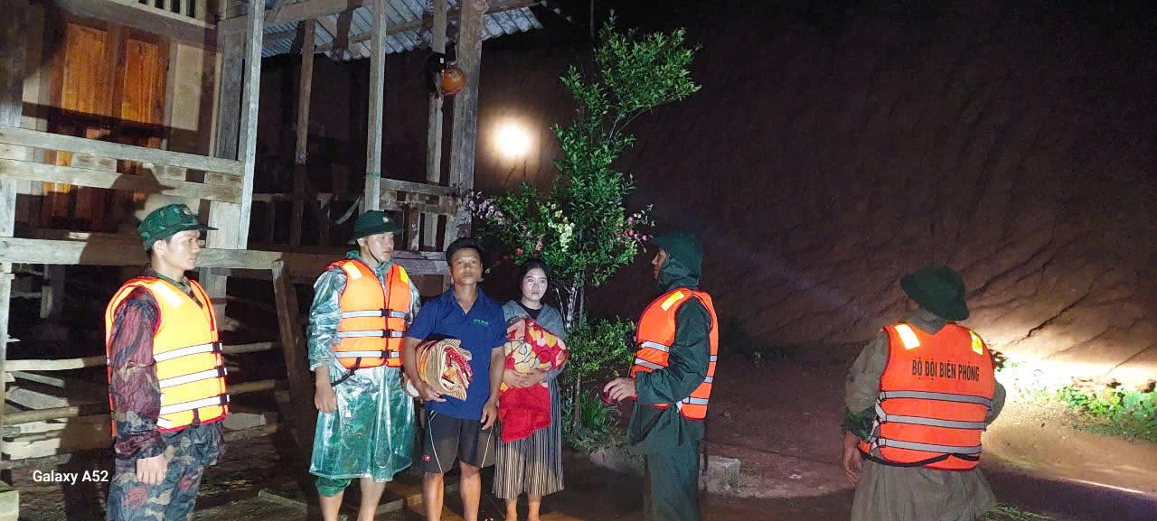 Di dời hàng ngàn hộ dân ven biển miền Trung tránh bão số 4