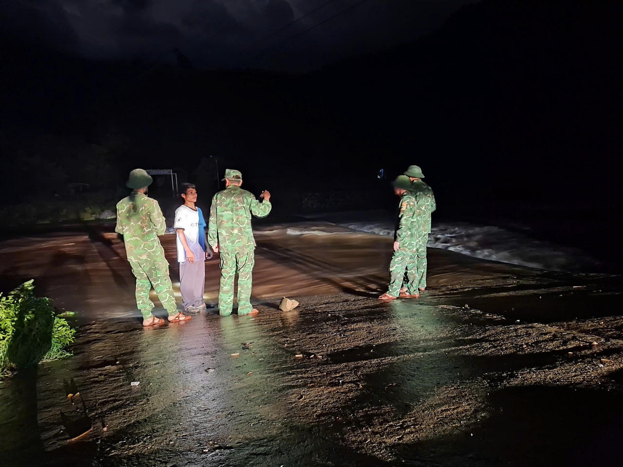 Di dời hàng ngàn hộ dân ven biển miền Trung tránh bão số 4