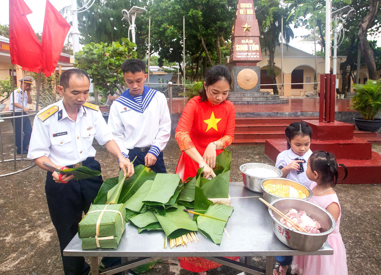 Xuân về sớm giữa khơi xa Trường Sa