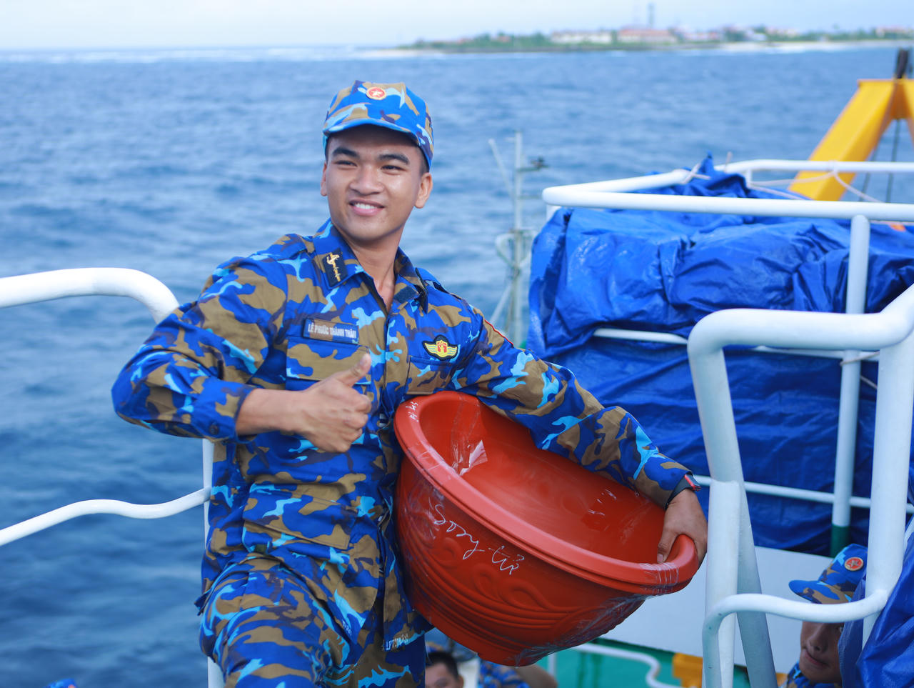 Nụ cười Xuân của lính biển Trường Sa