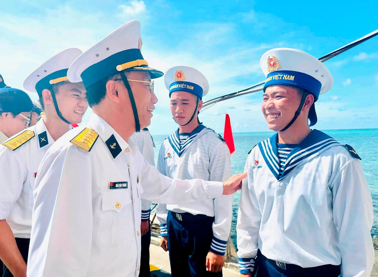 Nụ cười Xuân của lính biển Trường Sa