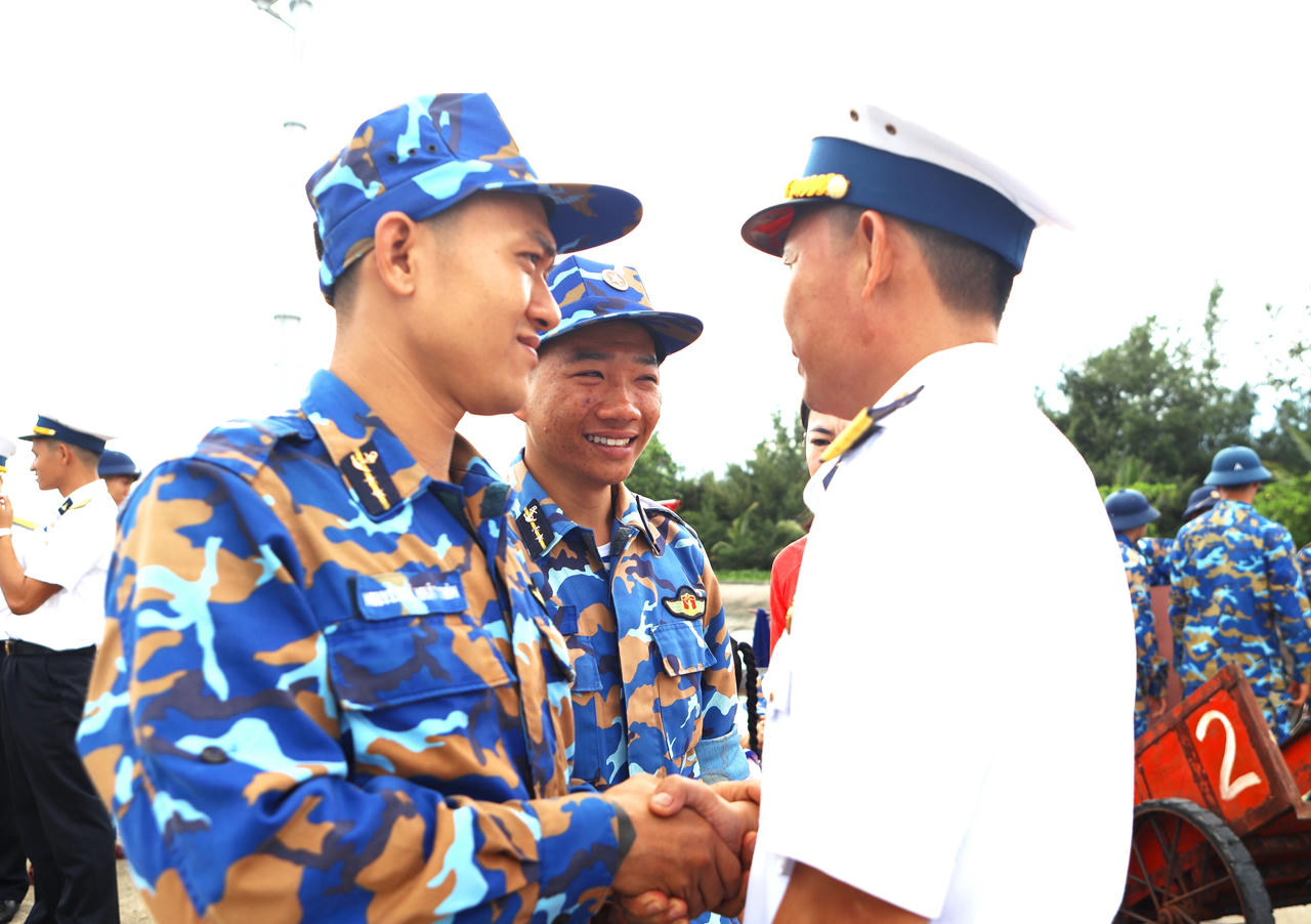 Nụ cười Xuân của lính biển Trường Sa