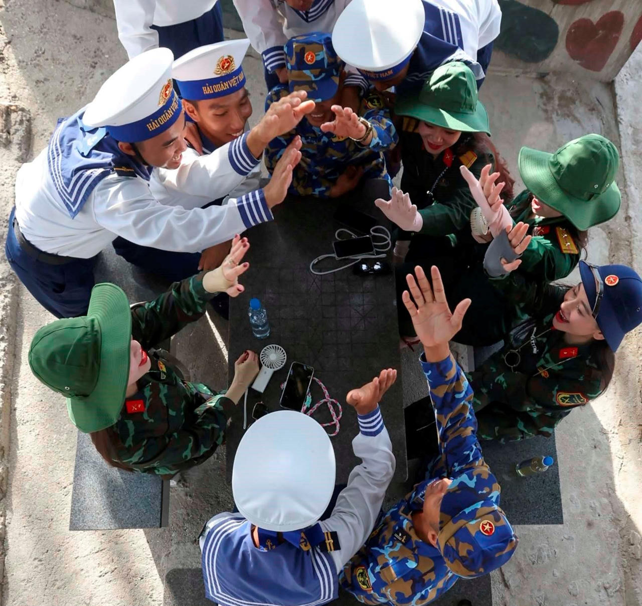 Nụ cười Xuân của lính biển Trường Sa