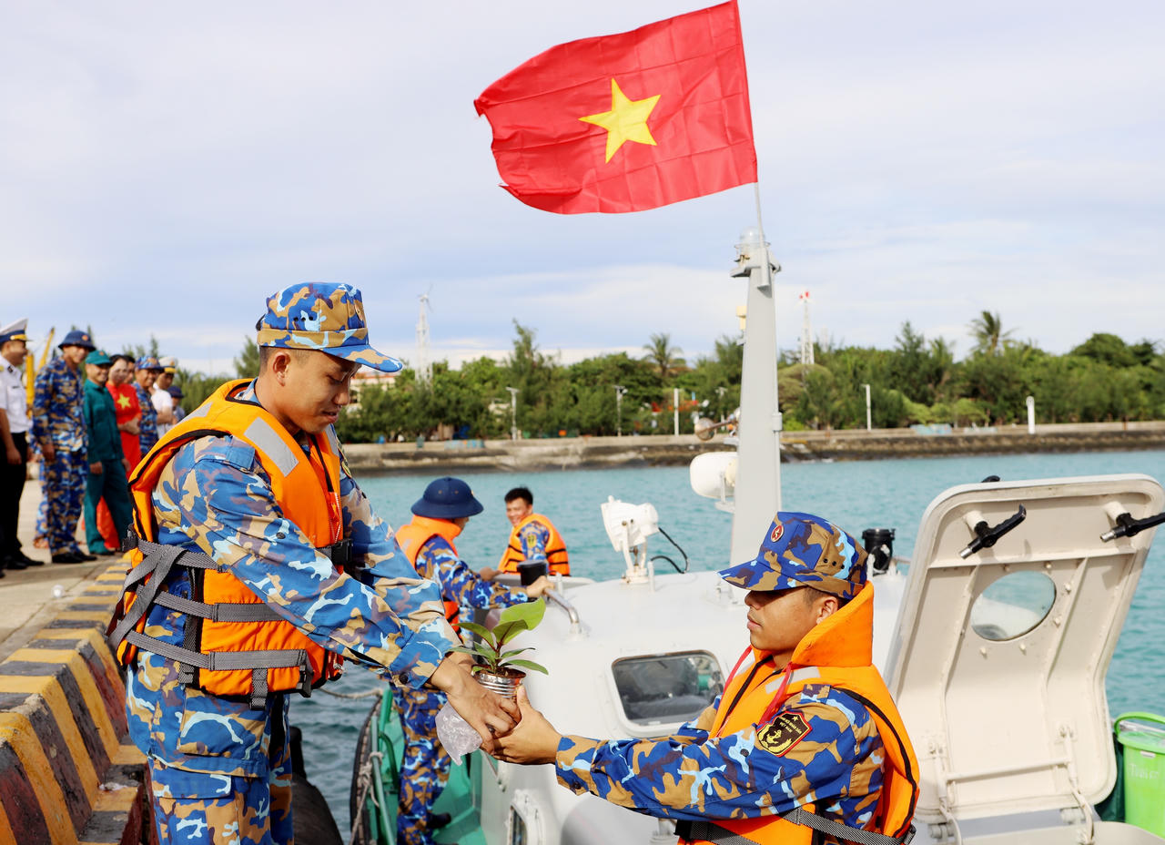 Nụ cười Xuân của lính biển Trường Sa