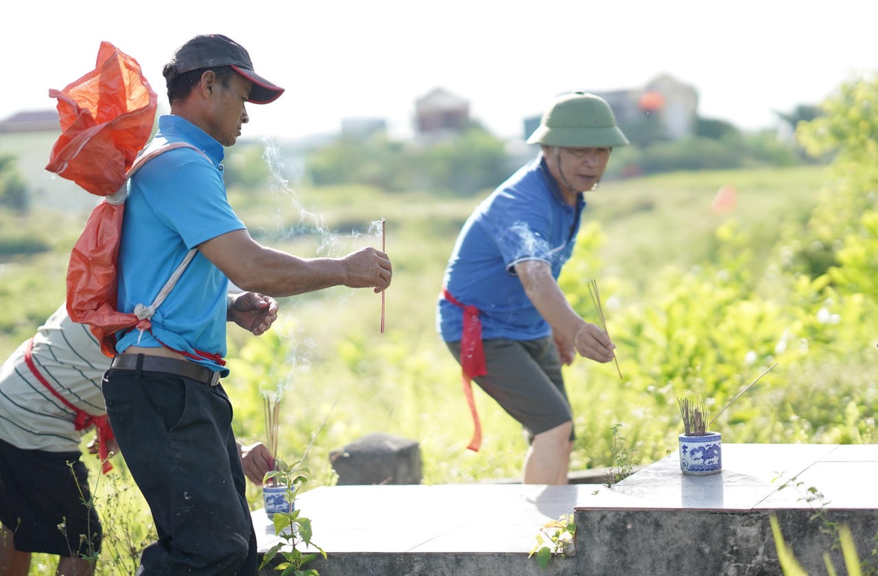 Người dân lội bùn, hò reo bắt cá tại Lễ hội 'xở chơm' Tết Đoan Ngọ ở Quảng Bình