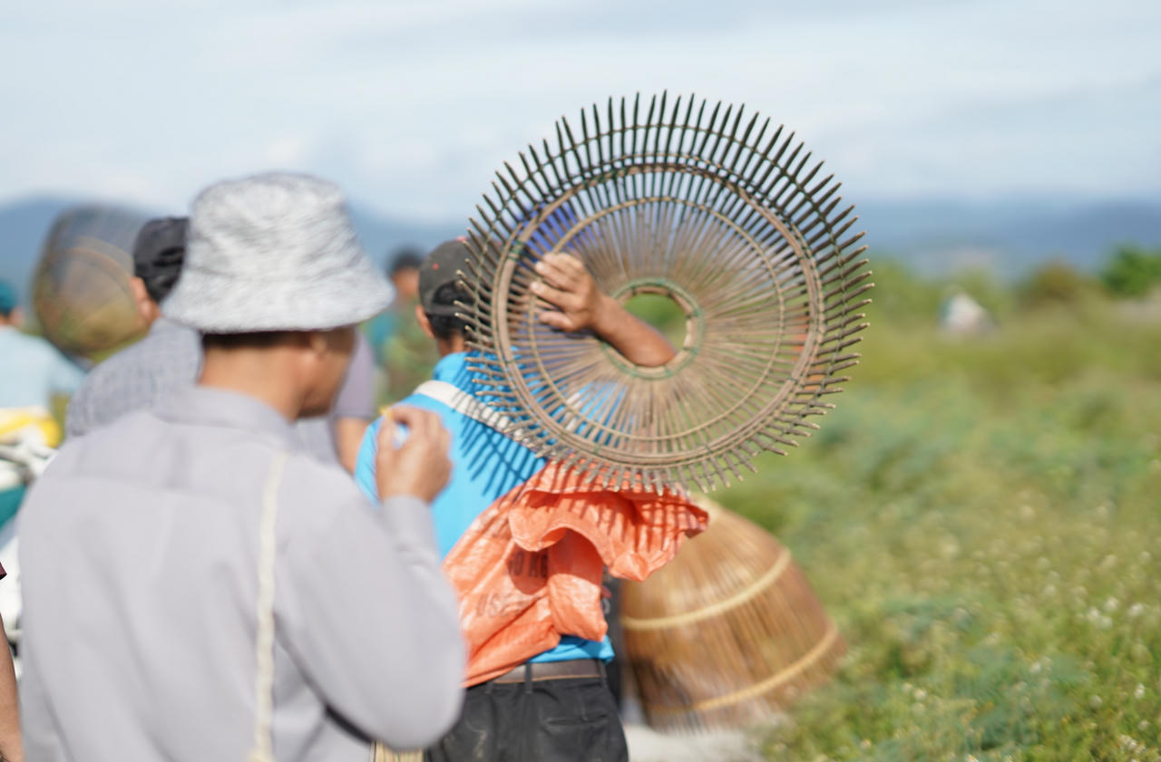 Người dân lội bùn, hò reo bắt cá tại Lễ hội 'xở chơm' Tết Đoan Ngọ ở Quảng Bình