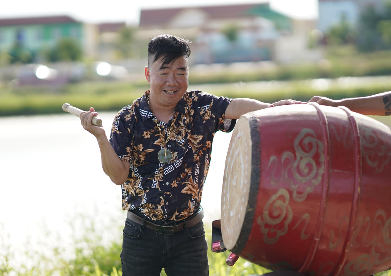 Người dân lội bùn, hò reo bắt cá tại Lễ hội 'xở chơm' Tết Đoan Ngọ ở Quảng Bình