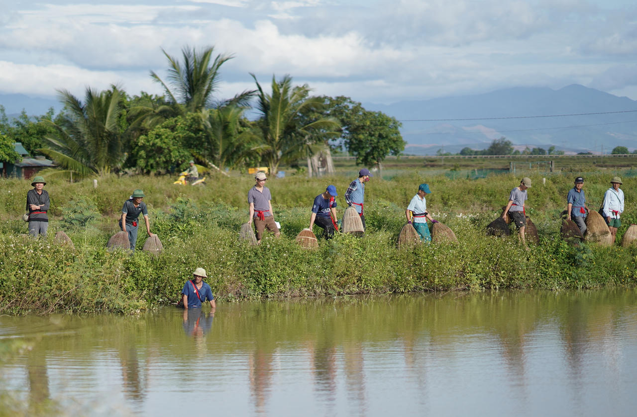 Người dân lội bùn, hò reo bắt cá tại Lễ hội 'xở chơm' Tết Đoan Ngọ ở Quảng Bình