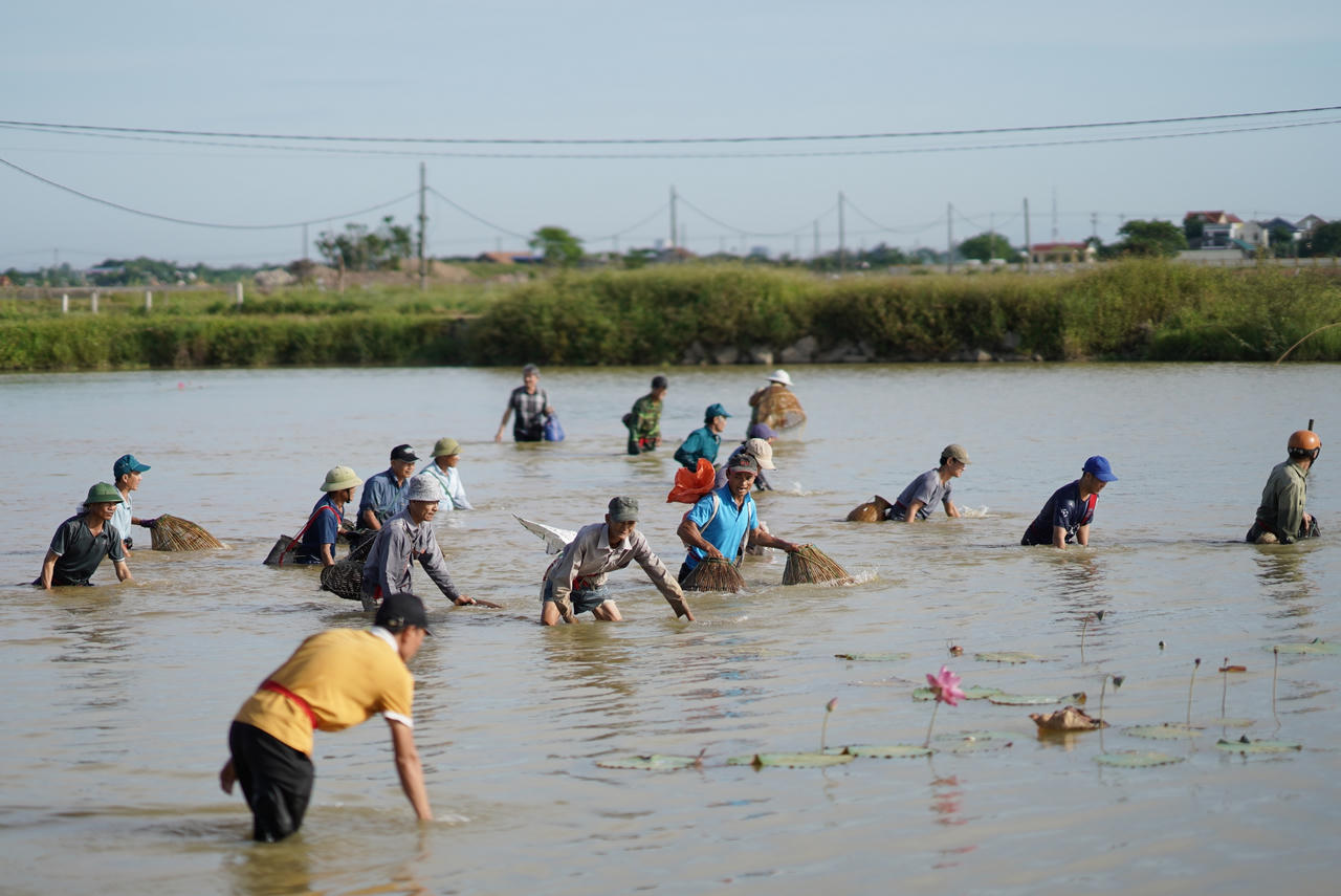 Người dân lội bùn, hò reo bắt cá tại Lễ hội 'xở chơm' Tết Đoan Ngọ ở Quảng Bình
