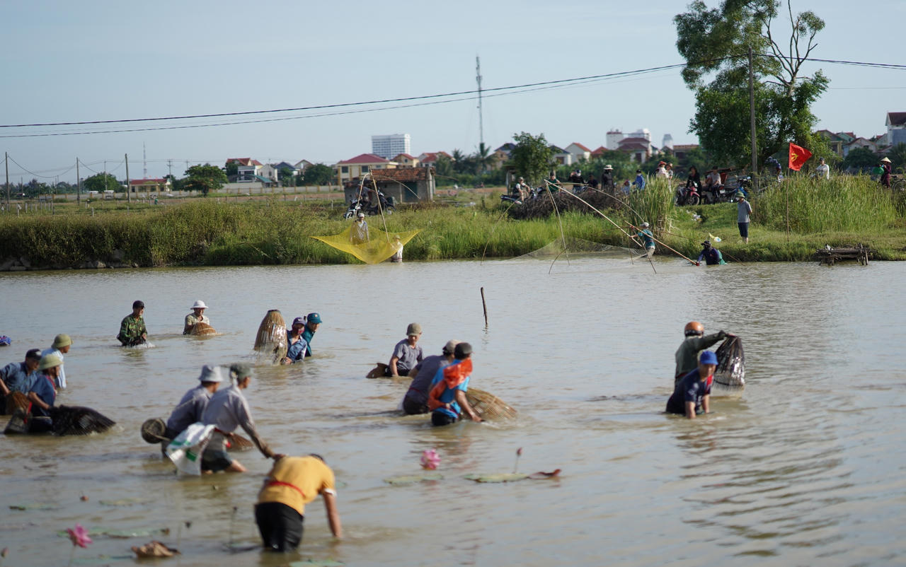 Người dân lội bùn, hò reo bắt cá tại Lễ hội 'xở chơm' Tết Đoan Ngọ ở Quảng Bình