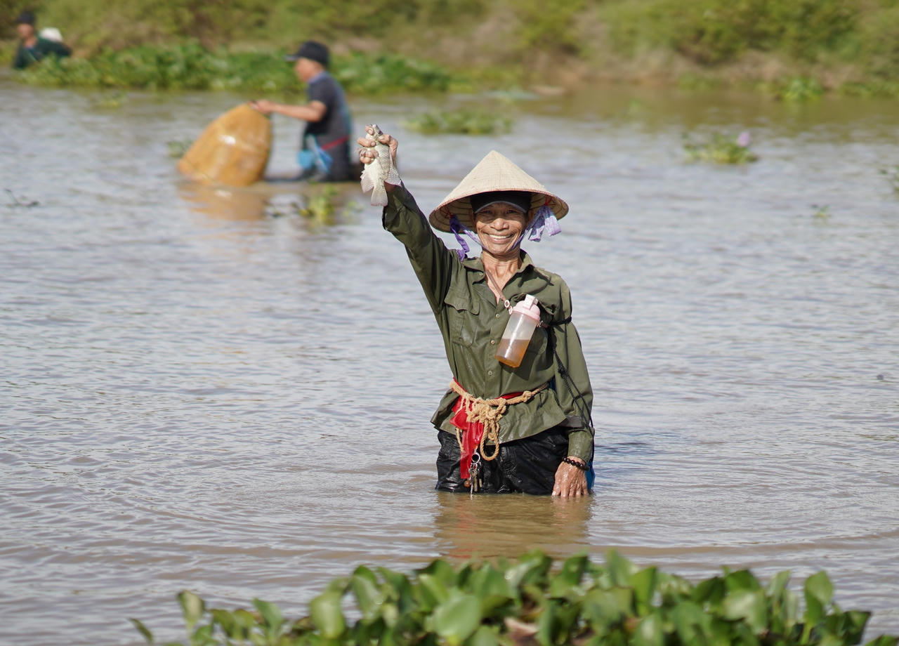 Người dân lội bùn, hò reo bắt cá tại Lễ hội 'xở chơm' Tết Đoan Ngọ ở Quảng Bình